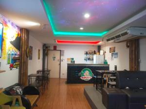 Posezení v ubytování Popeyes Hostel Patong