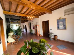 un soggiorno con soffitto con travi in legno a vista. di Volivia Relais a Pegognaga