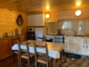 Η κουζίνα ή μικρή κουζίνα στο RDC Appartement dans chalet Le Genestou