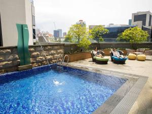 シンガポールにあるibis Styles Singapore Albertの2名用の椅子(建物内のスイミングプールの横)