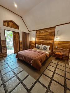 Una cama o camas en una habitación de Sedjiwa