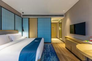 Telewizja i/lub zestaw kina domowego w obiekcie Echarm Hotel Wuhan Hanyang Wangjiawan Sixin Avenue Metro Station