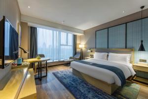 Łóżko lub łóżka w pokoju w obiekcie Echarm Hotel Wuhan Hanyang Wangjiawan Sixin Avenue Metro Station