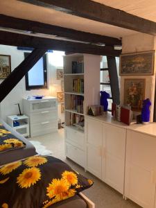 a bedroom with a bed and a book shelf at Ferienhaus mit Sauna, Wintergarten und Terrasse im schönen Hochtaunus in Glashütten