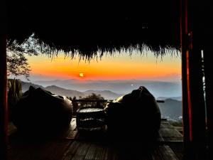 Ban Huai KhaiSook sa ngop สุขสงบ的小屋享有日落美景,拥有阳光 更多4张照片