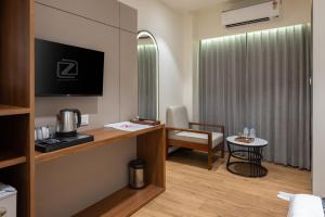The Zuree Hotel的电视和/或娱乐中心