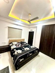 Ένα ή περισσότερα κρεβάτια σε δωμάτιο στο Cozy 2BHK with Balcony & Kitchen