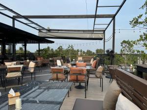 ระเบียงหรือลานระเบียงของ Amphawa Nanon Hotel