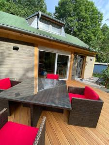 a patio with a table and chairs on a deck at Behagliches Cottage am See in Fürstenberg-Havel