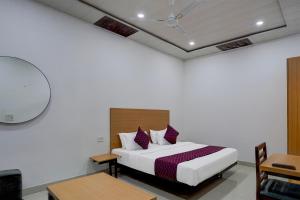 Postel nebo postele na pokoji v ubytování Hotel Down Town - Noida Sector 15