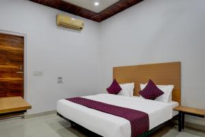 Postel nebo postele na pokoji v ubytování Hotel Down Town - Noida Sector 15