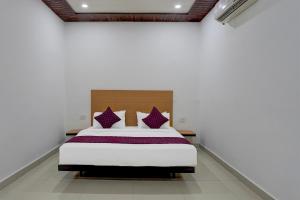 Postel nebo postele na pokoji v ubytování Hotel Down Town - Noida Sector 15