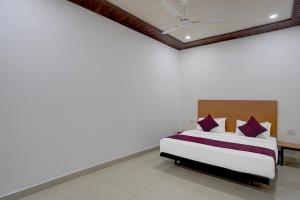 Postel nebo postele na pokoji v ubytování Hotel Down Town - Noida Sector 15