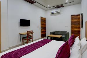 Postel nebo postele na pokoji v ubytování Hotel Down Town - Noida Sector 15