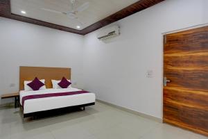 Postel nebo postele na pokoji v ubytování Hotel Down Town - Noida Sector 15