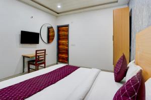 Postel nebo postele na pokoji v ubytování Hotel Down Town - Noida Sector 15