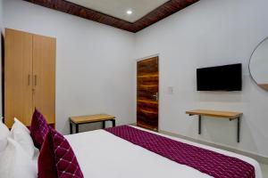 Postel nebo postele na pokoji v ubytování Hotel Down Town - Noida Sector 15