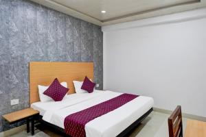 Postel nebo postele na pokoji v ubytování Hotel Down Town - Noida Sector 15