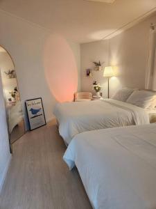 Giường trong phòng chung tại NEW Seoul VERA HOUSE +63 ảnh