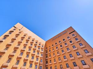 dos edificios altos contra un cielo azul en Princess Garden Hotel, en Nagoya