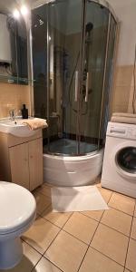 Kúpeľňa v ubytovaní Uroczy Apartament 50 metrów od Krupówek, 2 osobne sypialnie