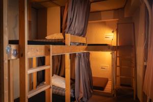 Palanda nebo palandy na pokoji v ubytování Local Knot Backpackers