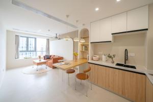 上海市にあるJohn's Apartmentのテーブルと椅子のあるキッチンとリビングルーム