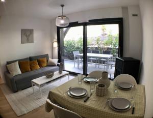 a living room with a table and a couch at Auron- Magnifique 3p neuf in Saint-Étienne-de-Tinée