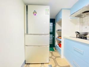 A cozinha ou cozinha compacta de I墾丁船帆石海景 IG kenting timehouse beach villa I k歌I麻將I廚房I國旅卡特約I可包棟