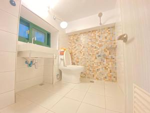 Um banheiro em I墾丁船帆石海景 IG kenting timehouse beach villa I k歌I麻將I廚房I國旅卡特約I可包棟
