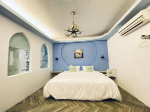 Cama ou camas em um quarto em I墾丁船帆石海景 IG kenting timehouse beach villa I k歌I麻將I廚房I國旅卡特約I可包棟