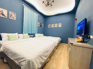 Cama ou camas em um quarto em I墾丁船帆石海景 IG kenting timehouse beach villa I k歌I麻將I廚房I國旅卡特約I可包棟