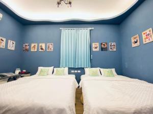 Cama ou camas em um quarto em I墾丁船帆石海景 IG kenting timehouse beach villa I k歌I麻將I廚房I國旅卡特約I可包棟