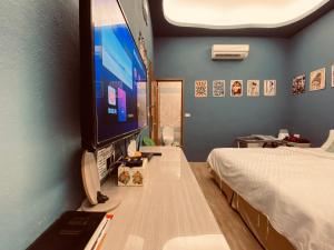 Uma TV ou centro de entretenimento em I墾丁船帆石海景 IG kenting timehouse beach villa I k歌I麻將I廚房I國旅卡特約I可包棟