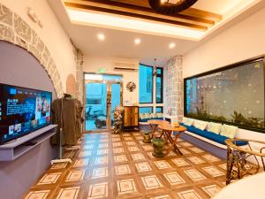 Uma TV ou centro de entretenimento em I墾丁船帆石海景 IG kenting timehouse beach villa I k歌I麻將I廚房I國旅卡特約I可包棟