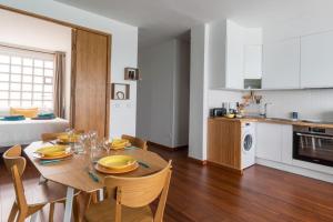 a kitchen and dining room with a table and chairs at Le Rayon Vert - Vue sur l'aiguille et garage priv in Étretat