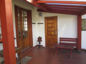 皮耶爾菲特內斯塔拉的住宿－勒納爾比奧公寓，一间设有两个门、一个长凳和一张桌子的房间