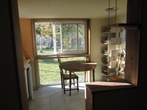 een tafel en stoelen in een kamer met een raam bij Appartement Le Nerbiou in Pierrefitte-Nestalas