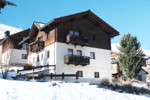 利维尼奥Chalet Baita Zelda的冬天有雪的房子