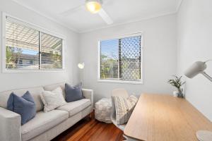 Bridgeport pet-friendly Pool Getaway的休息区