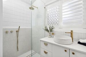 MargateBridgeport pet-friendly Pool Getaway的带淋浴和水槽的白色浴室