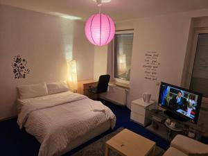 Postel nebo postele na pokoji v ubytování Cozy & queit Stay with Marcbride