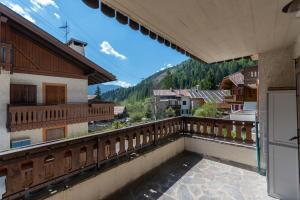 a balcony with a view of a mountain at Casa Riccardo in Soraga
