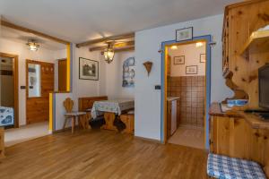 a room with a small room with a table in it at Casa Riccardo in Soraga
