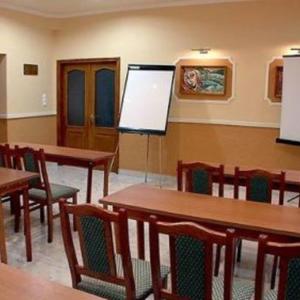 una classe con tavoli, sedie e schermo di proiezione di Odvaskő Panzió a Ugod Altre 38 foto