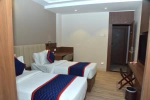 Postel nebo postele na pokoji v ubytování Zip By Spree Hotels Shirdi