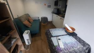 TV a/nebo společenská místnost v ubytování STUDIO avec Terrasse et Parking, proche Tours