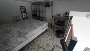 Postel nebo postele na pokoji v ubytování STUDIO avec Terrasse et Parking, proche Tours