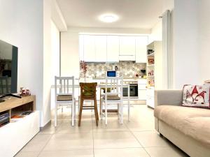 a kitchen and living room with a table and chairs at Casa delle rondini in Rovereto