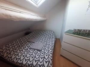 une petite chambre avec un lit dans une petite pièce dans l'établissement Duplex House Paris-CDG-Astérix, à Orry-la-Ville